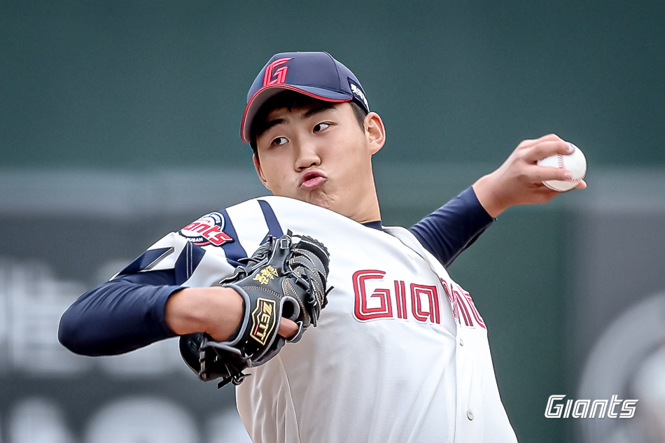 롯데 투수 김태현은 지난 10일 사직구장에서 열린 '2025 신한 SOL Bank KBO 시범경기' LG전에서 구원 등판했다. 생애 첫 시범경기 등판에도 씩씩하게 제 공을 던져 2이닝 1실점(무자책점)을 기록했다. 롯데 자이언츠