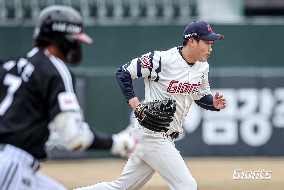 롯데 투수 김태현(오른쪽)은 지난 10일 사직구장에서 열린 '2025 신한 SOL Bank KBO 시범경기' LG전에서 구원 등판했다. 생애 첫 시범경기 등판에도 씩씩하게 제 공을 던져 2이닝 1실점(무자책점)을 기록했다. 롯데 자이언츠