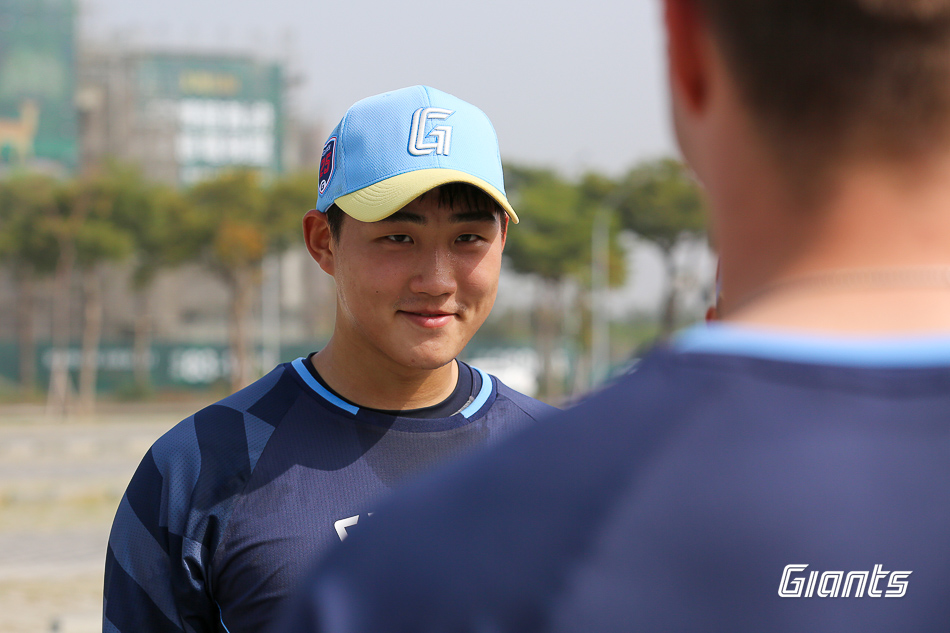롯데 투수 김태현은 지난 10일 사직구장에서 열린 '2025 신한 SOL Bank KBO 시범경기' LG전에서 구원 등판했다. 생애 첫 시범경기 등판에도 씩씩하게 제 공을 던져 2이닝 1실점(무자책점)을 기록했다. 롯데 자이언츠
