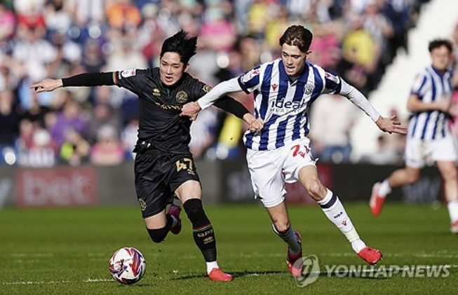 양민혁이 3경기 연속 선발 출전했으나 전반 45분간 뛰고는 공격포인트 없이 교체아웃됐다. 이후 벤치에서 퀸스파크 레인저스(QPR)의 4연패를 지켜봐야 했다. 마르티 시푸엔테스 감독이 이끄는 챔피언십(2부) QPR은 12일 영국 미들즈브러의 리버사이드 스타디움에서 열린 2024-2025 챔피언십 37라운드 미들즈브러와 원정 경기에서 1-2로 졌다. 양민혁은 선발 출전했으나 전반전 45분 뒤 교체아웃됐다. 평가도 나빴다. 연합뉴스