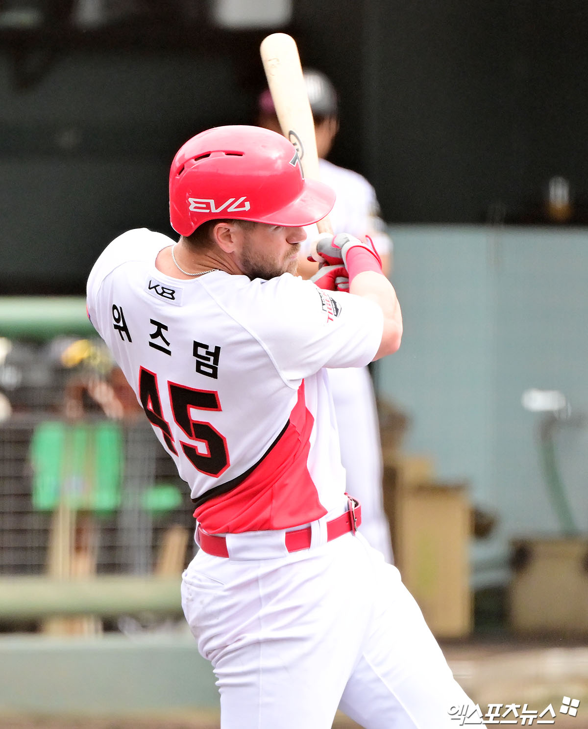 3일 오후 일본 오키나와 킨 구장에서 열린 KT 위즈와 KIA 타이거즈의 연습경기, 4회말 KIA 위즈덤이 2루타를 날리고 있다. 엑스포츠뉴스 DB