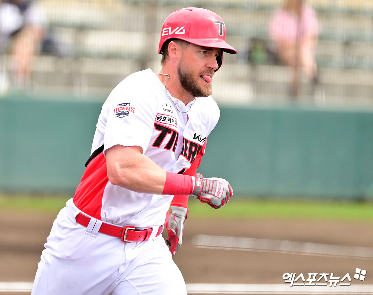 3일 오후 일본 오키나와 킨 구장에서 열린 KT 위즈와 KIA 타이거즈의 연습경기, 4회말 KIA 위즈덤이 2루타를 날리고 있다. 엑스포츠뉴스 DB
