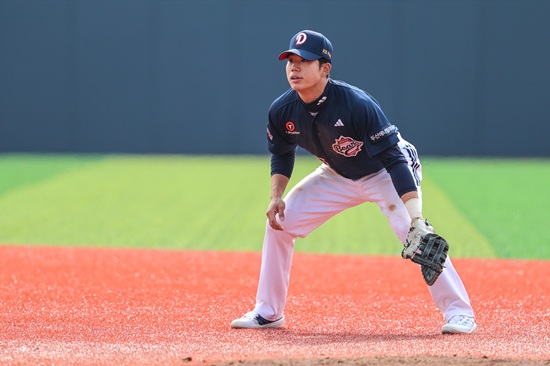 두산 베어스 내야수 오명진이 독기 어린 자세로 2025시즌 두산 베어스 주전 2루수 자리를 노린다. 두산 베어스