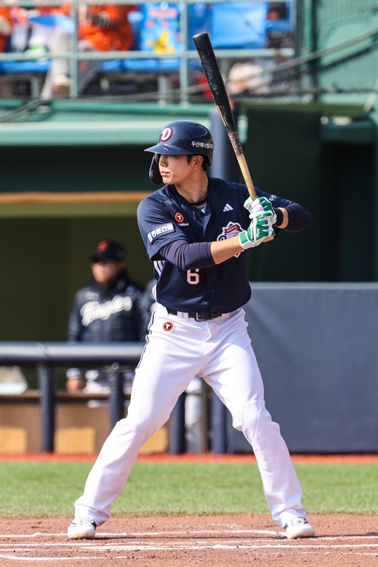 두산 베어스 내야수 오명진이 독기 어린 자세로 2025시즌 두산 베어스 주전 2루수 자리를 노린다. 두산 베어스