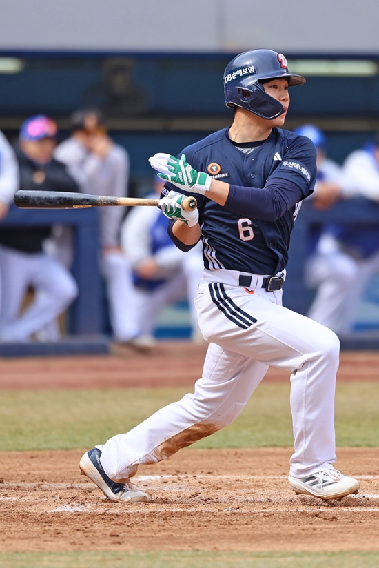 두산 베어스 내야수 오명진이 독기 어린 자세로 2025시즌 두산 베어스 주전 2루수 자리를 노린다. 두산 베어스