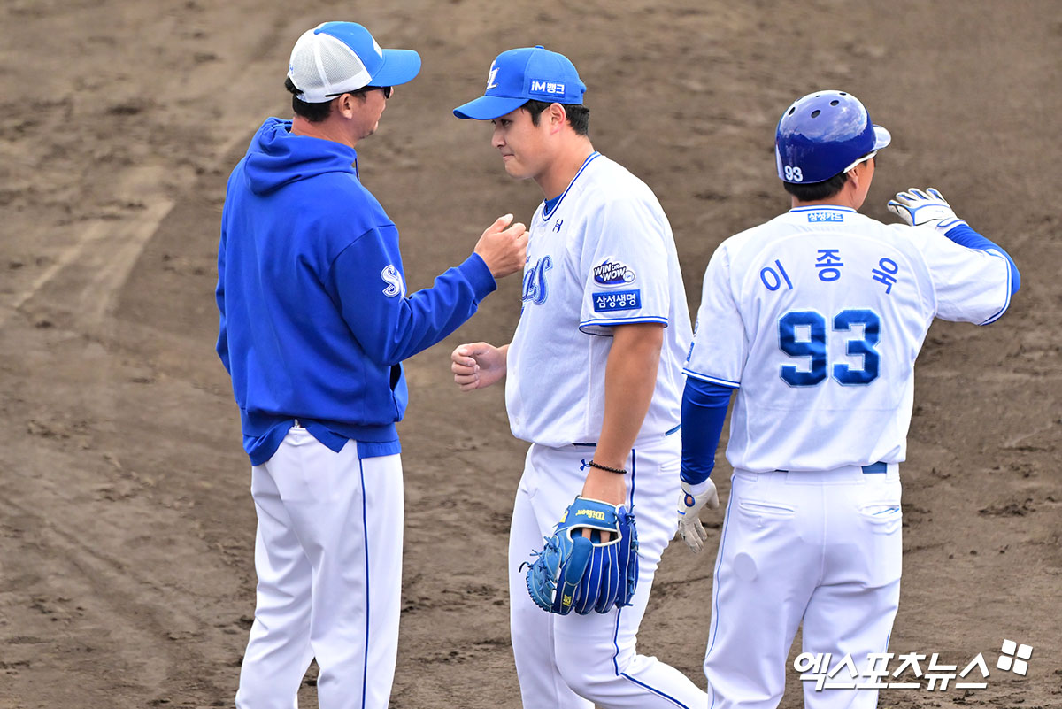 25일 오후 일본 오키나와 온나손 구장에서 열린 SSG 랜더스와 삼성 라이온즈의 연습경기, 3회초 수비를 마친 삼성 최원태가 더그아웃으로 향하고 있다. 엑스포츠뉴스 DB