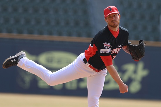 KIA 타이거즈 외국인 투수 아담 올러가 13일 잠실 두산전에 선발 등판해 4이닝 무실점을 기록했다. KIA 타이거즈