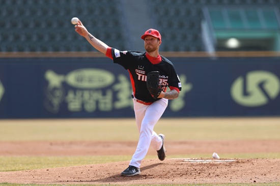 KIA 타이거즈 외국인 투수 아담 올러가 13일 잠실 두산전에 선발 등판해 4이닝 무실점을 기록했다. KIA 타이거즈
