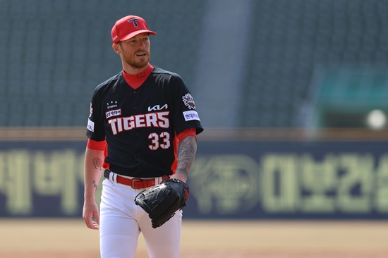 KIA 타이거즈 외국인 투수 아담 올러가 13일 잠실 두산전에 선발 등판해 4이닝 무실점을 기록했다. KIA 타이거즈