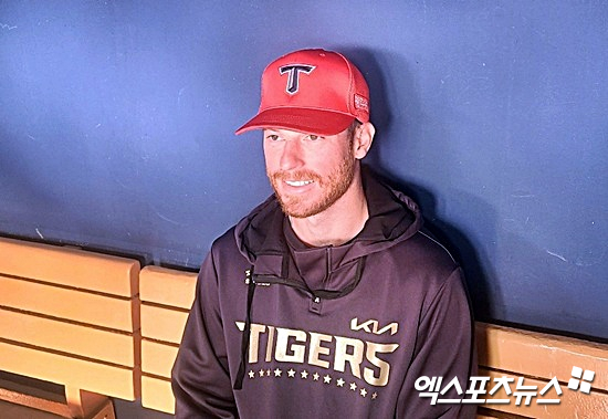 KIA 타이거즈 외국인 투수 올러가 13일 잠실 두산전 선발 등판 뒤 취재진과 인터뷰에 응하고 있다. 잠실, 김근한 기자