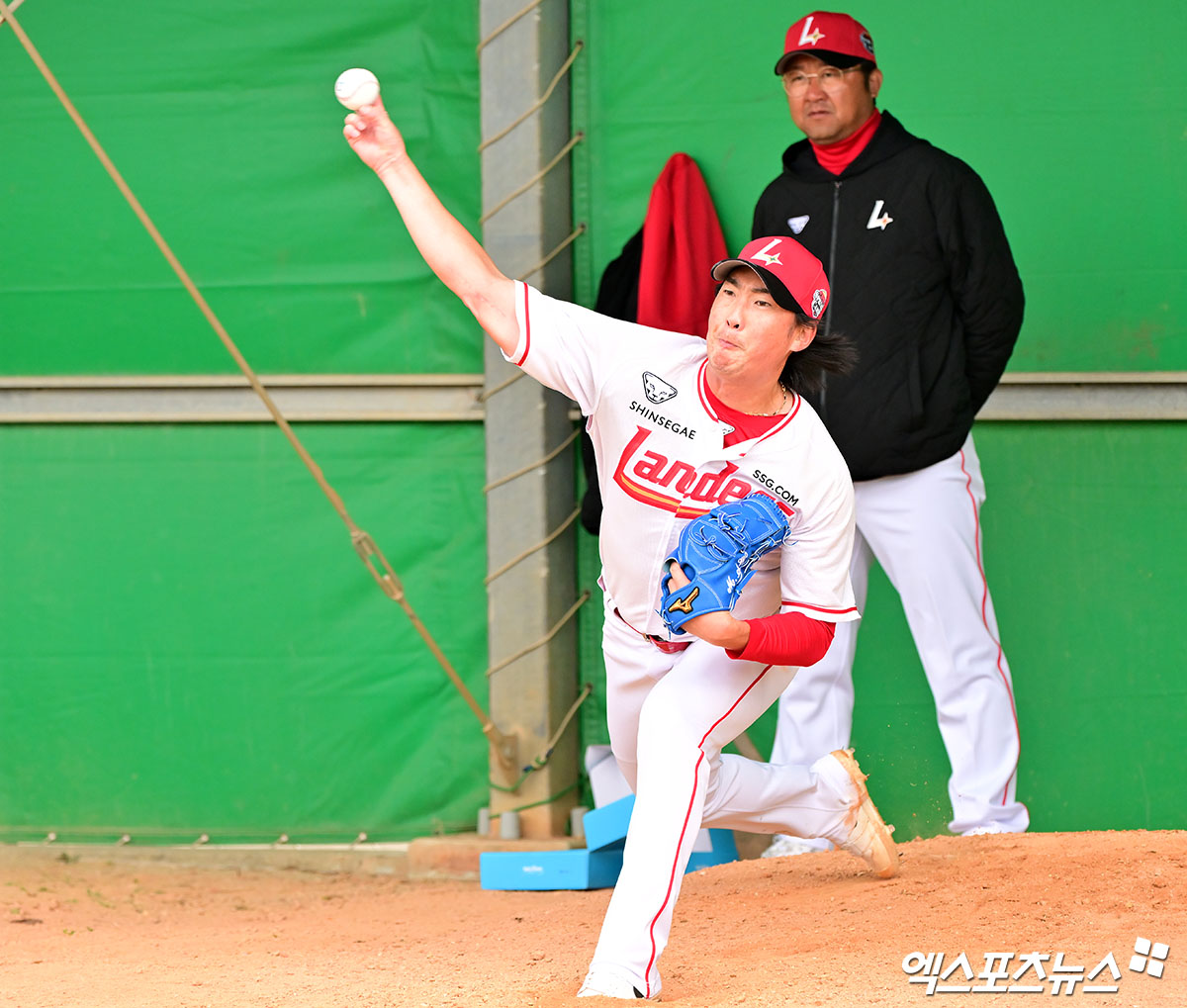 24일 오전 일본 오키나와 고친다 구장에서 진행된 SSG 랜더스 스프링캠프, SSG 문승원이 불펜 피칭을 하고 있다. 엑스포츠뉴스 DB