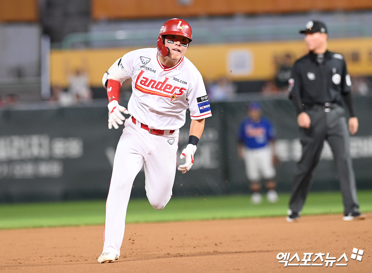 10일 오후 인천SSG랜더스필드에서 열린 '2024 신한 SOL Bank KBO리그' 한화 이글스와 SSG 랜더스의 경기, 6회말 SSG 정준재가 안타를 날린 뒤 3루베이스를 향하고 있다. 엑스포츠뉴스 DB