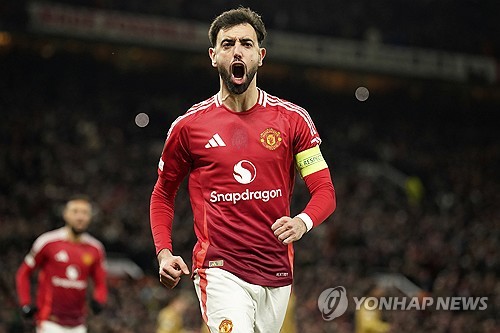 위기의 맨체스터 유나이티드가 유럽축구연맹(UEFA) 유로파리그 8강에 오르면서 8년 만의 이 대회 우승컵에 한 발 다가섰다. 맨유는 14일 영국 맨체스터 올드 트래퍼드에서 열린 2024-2025 유로파리그 16강 2차전에서 레알 소시에다드를 4-1로 대파했다. 브루누 페르난데스가 해트트릭을 기록했다. 연합뉴스