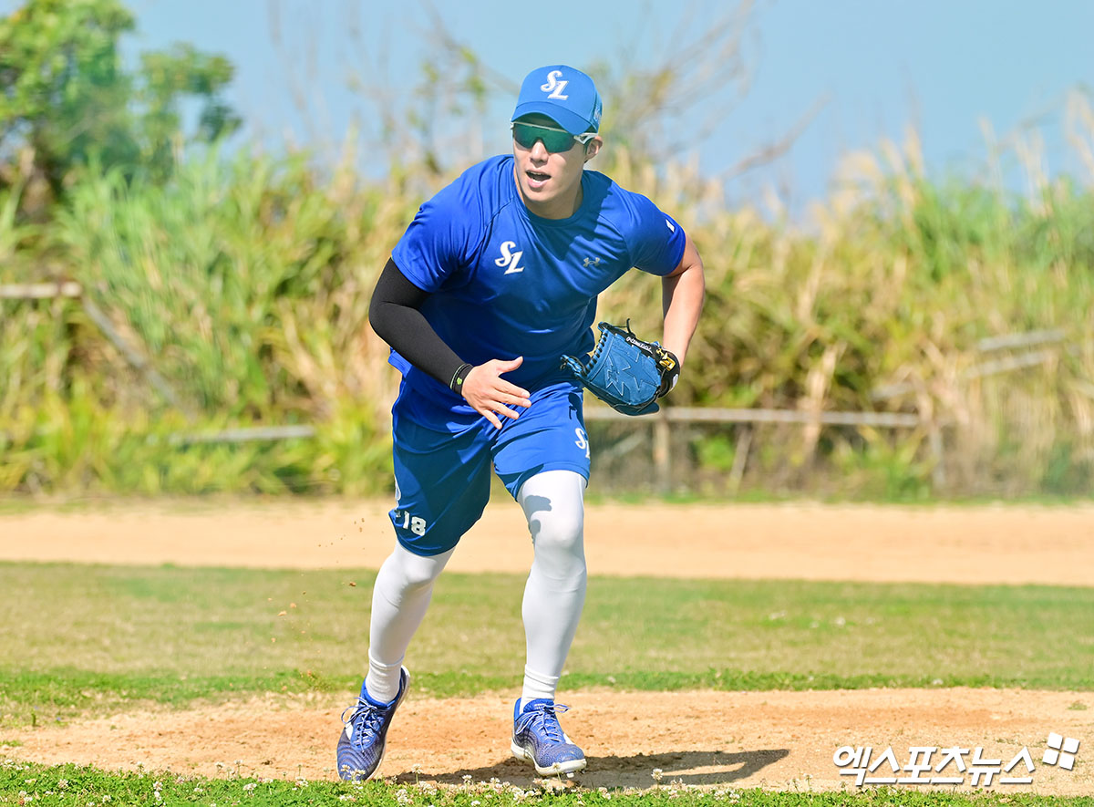 1일 오후 일본 오키나와 온나손 구장에서 열리는 LG 트윈스와 삼성 라이온즈의 연습경기, 삼성 원태인이 훈련에 임하고 있다. 엑스포츠뉴스 DB