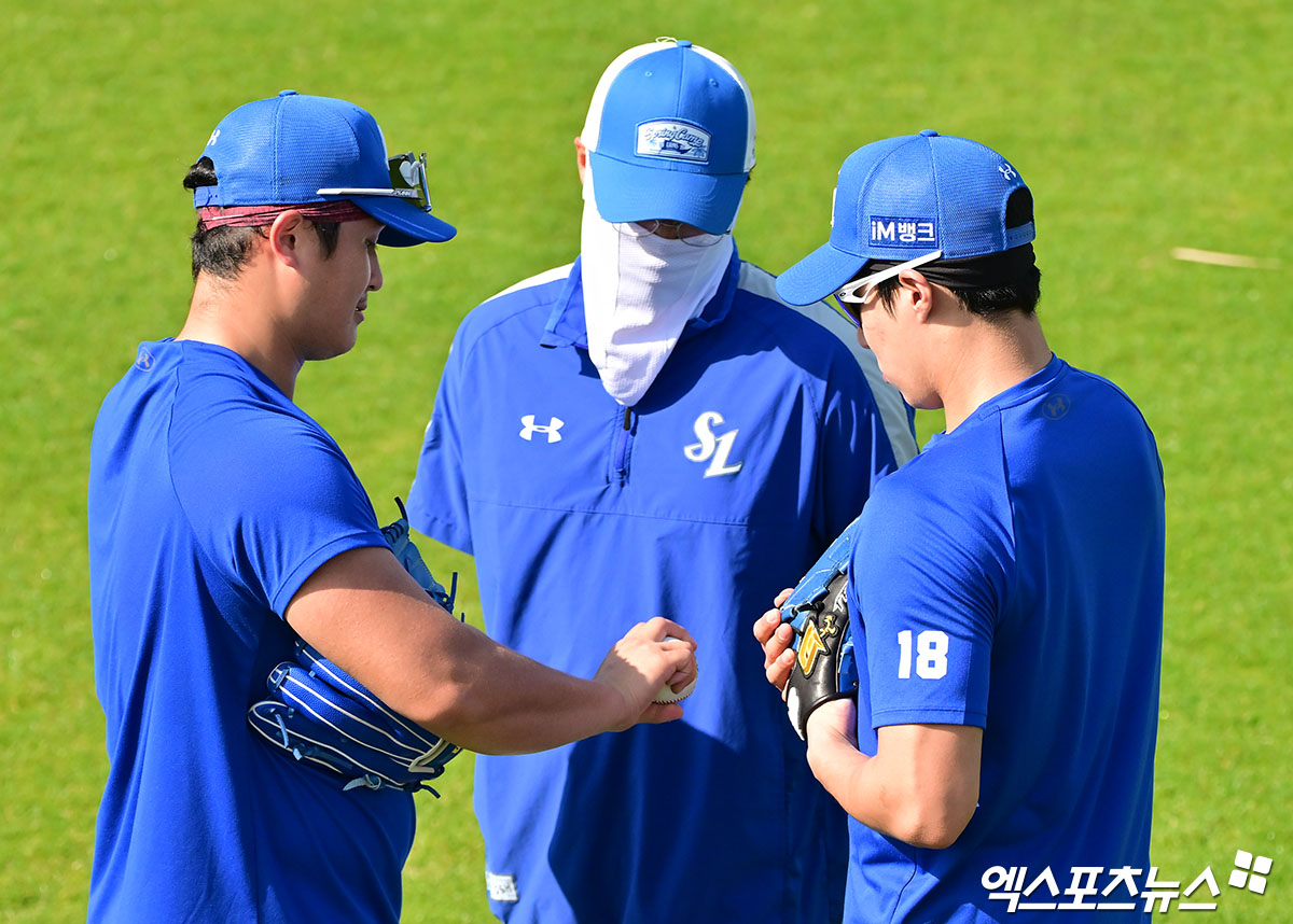 1일 오후 일본 오키나와 온나손 구장에서 열리는 LG 트윈스와 삼성 라이온즈의 연습경기, 삼성 최원태와 원태인이 대화를 나누고 있다. 엑스포츠뉴스 DB