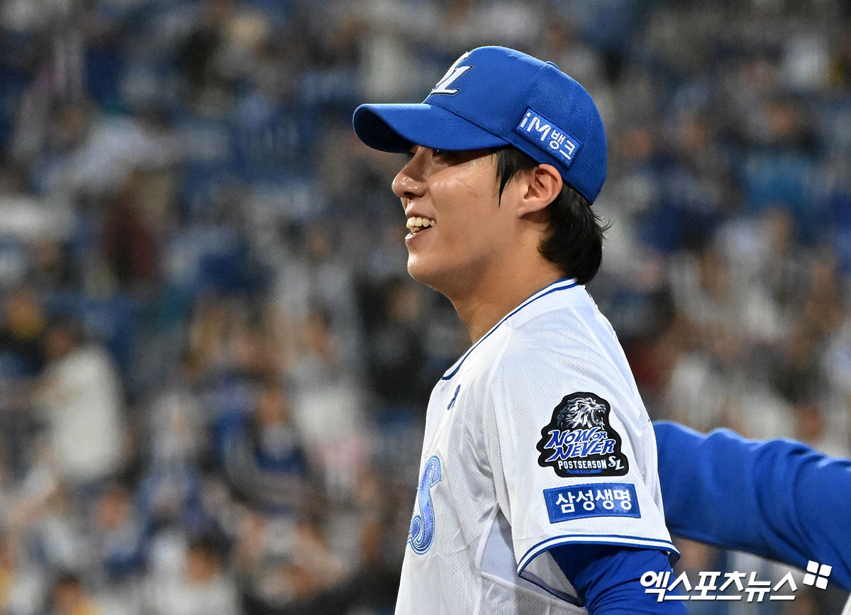 15일 오후 대구삼성라이온즈파크에서 열린 '2024 신한 SOL Bank KBO 포스트시즌' LG 트윈스와 삼성 라이온즈의 플레이오프 2차전 경기, 7회초 수비를 마친 삼성 원태인이 미소를 보이고 있다. 엑스포츠뉴스 DB