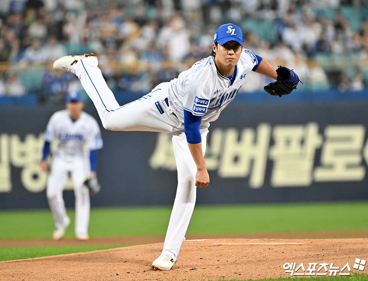 15일 오후 대구삼성라이온즈파크에서 열린 '2024 신한 SOL Bank KBO 포스트시즌' LG 트윈스와 삼성 라이온즈의 플레이오프 2차전 경기, 1회초 삼성 선발투수 원태인이 공을 힘차게 던지고 있다. 엑스포츠뉴스 DB