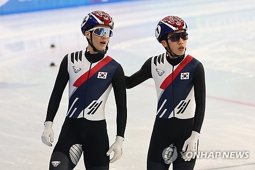 왼쪽부터 한국 쇼트트랙 남자 국가대표 장성우와 박지원. 2025 하얼빈 아시안게임에서 서로를 격려하고 있다. 연합뉴스