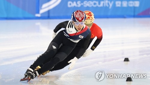 한국 남자 쇼트트랙 국가대표 김건우가 2025 하얼빈 아시안게임서 레이스를 펼치고 있다. 연합뉴스