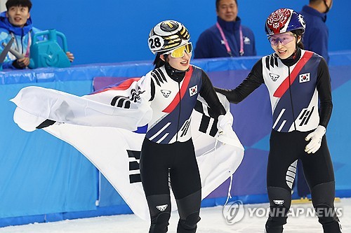 왼쪽부터 한국 여자 쇼트트랙 국가대표 김길리, 최민정. 2025 하얼빈 아시안게임서 세리머니하고 있다. 연합뉴스