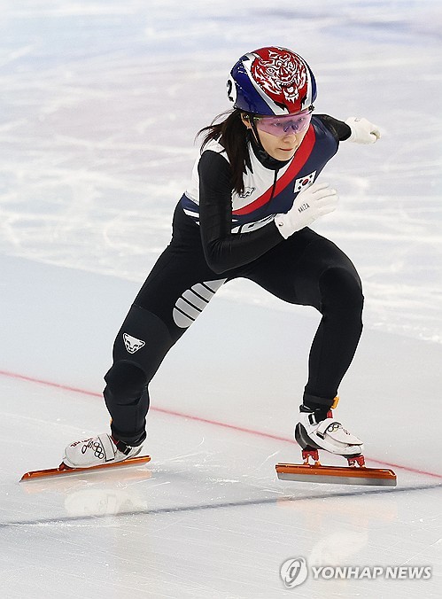 한국 여자 쇼트트랙 국가대표 최민정이 2025 하얼빈 아시안게임서 스타트하고 있다. 연합뉴스
