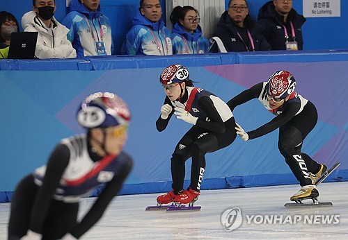 한국 여자 쇼트트랙 국가대표 노도희가 2025 하얼빈 아시안게임 계주에서 레이스를 펼치고 있다. 연합뉴스