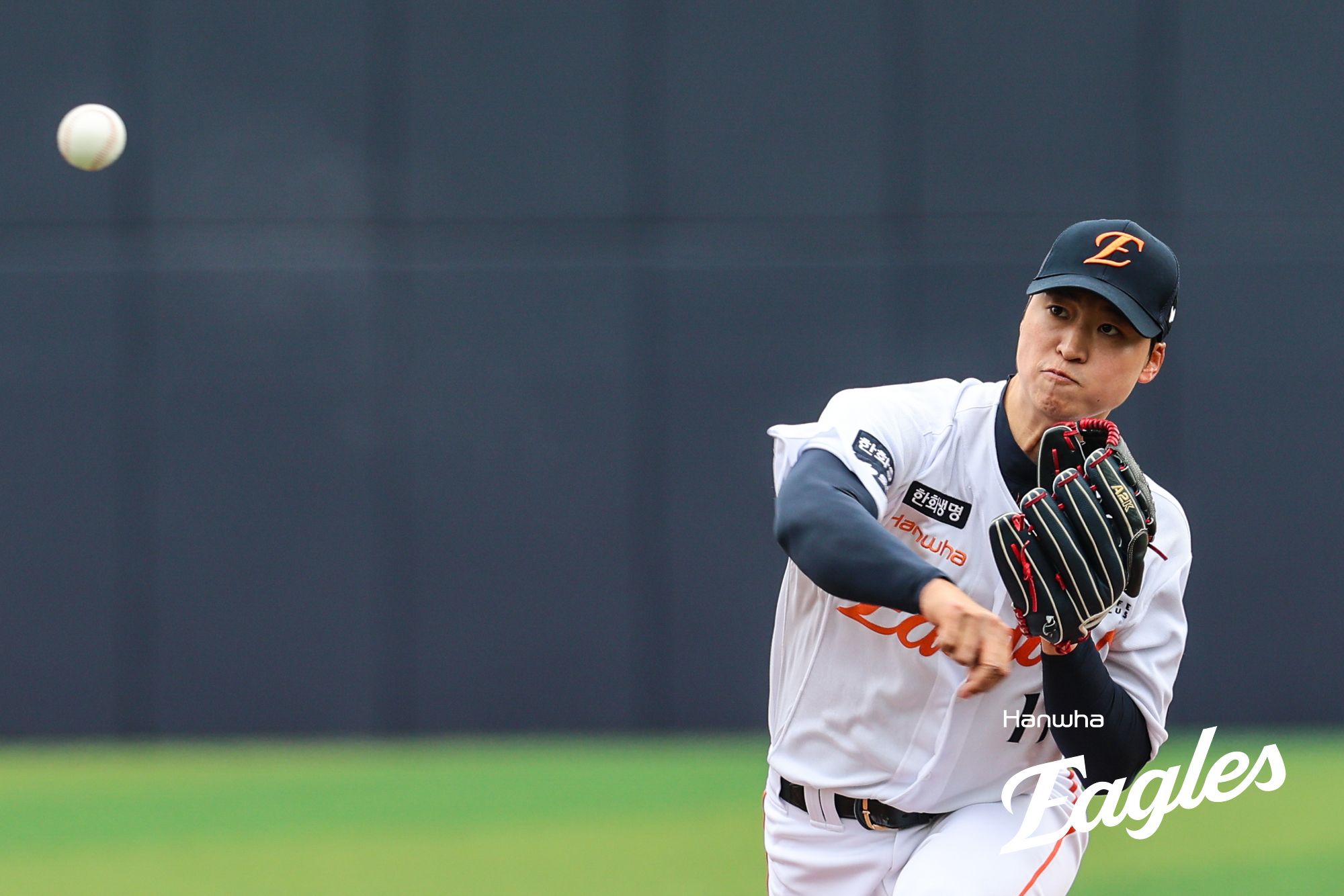 한화 이글스 강속구 사이드암 엄상백이 14일 부산 사직야구장에서 열린 롯데 자이언츠와의 2025 신한 SOL Bank KBO 시범경기 6차전에 선발등판, 5이닝 1피안타 2탈삼진 무실점을 기록했다. 사진 한화 이글스