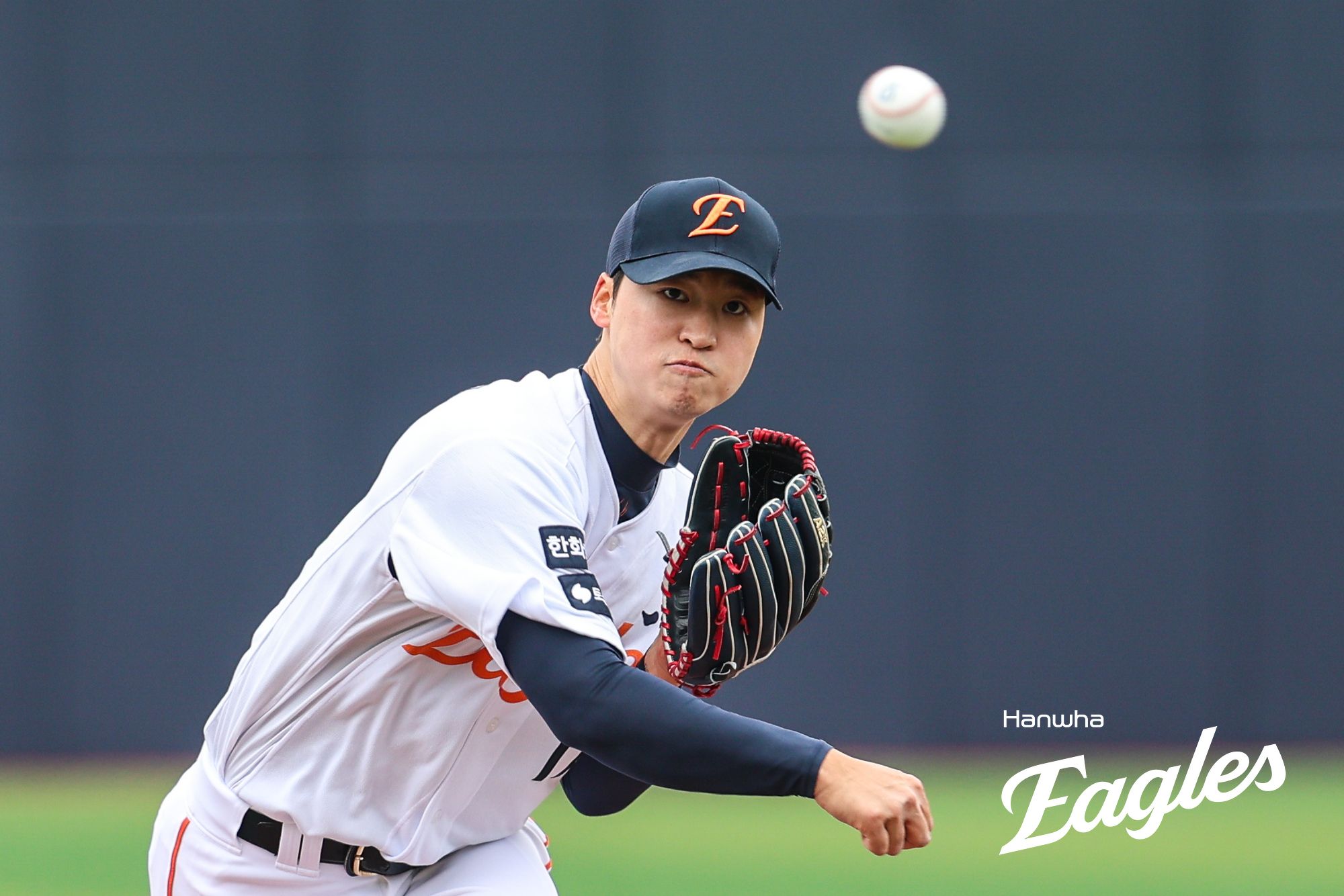 한화 이글스 강속구 사이드암 엄상백이 14일 부산 사직야구장에서 열린 롯데 자이언츠와의 2025 신한 SOL Bank KBO 시범경기 6차전에 선발등판, 5이닝 1피안타 2탈삼진 무실점을 기록했다. 사진 한화 이글스