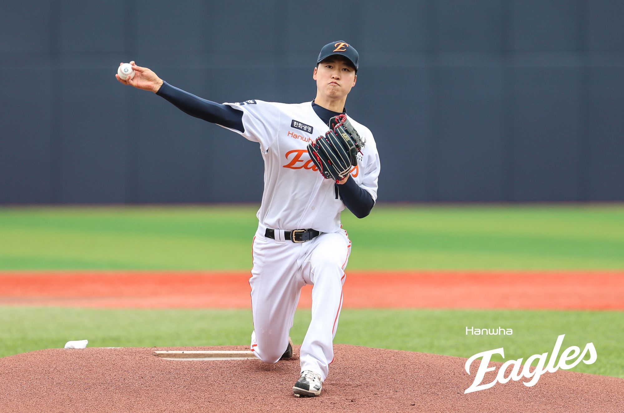 한화 이글스 강속구 사이드암 엄상백이 14일 부산 사직야구장에서 열린 롯데 자이언츠와의 2025 신한 SOL Bank KBO 시범경기 6차전에 선발등판, 5이닝 1피안타 2탈삼진 무실점을 기록했다. 사진 한화 이글스