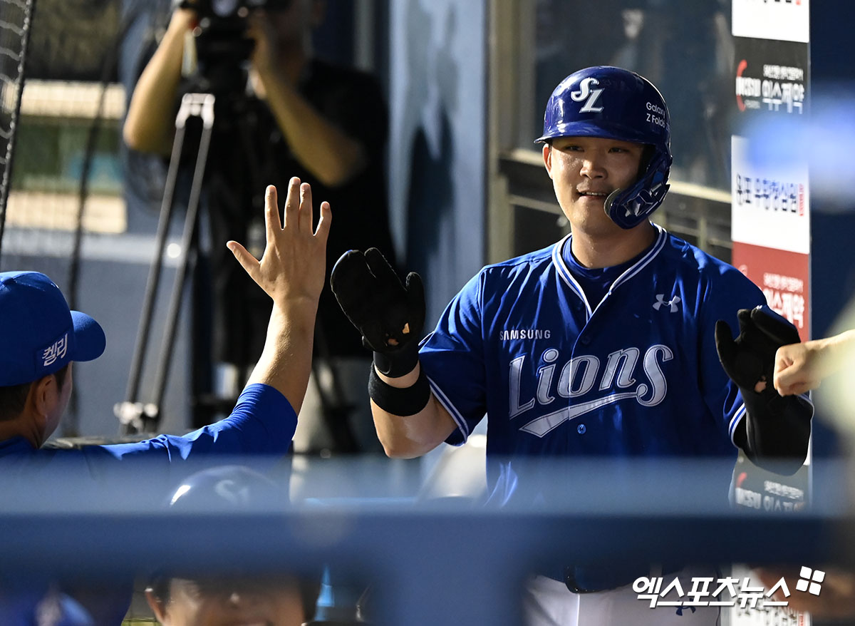 1일 오후 서울 송파구 잠실야구장에서 열린 '2024 신한 SOL Bank KBO리그' 삼성 라이온즈와 LG 트윈스의 경기, 8회초 2사 2,3루 삼성 전병우가 안주형의 2타점 적시타때 득점에 성공한 후 하이파이브를 하고 있다. 엑스포츠뉴스 DB