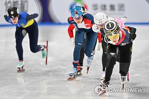 헬멧 번호 1번을 단 한국 쇼트트랙 여자 국가대표 김길리가 14일 중국 베이징에서 열린 2025 ISU 쇼트트랙 세계선수권대회에서 1위로 달리고 있다. AFP/연합뉴스