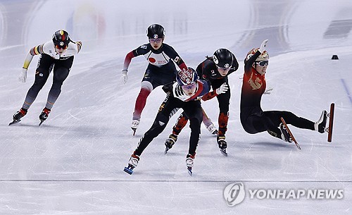 한국 쇼트트랙 여자 국가대표 최민정이 14일 중국 베이징에서 열린 2025 ISU 쇼트트랙 세계선수권대회에서 1위로 달리고 있다. REUTERS/연합뉴스