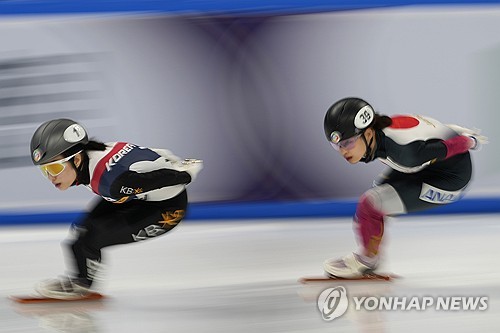 헬멧 번호 1번을 단 한국 쇼트트랙 여자 국가대표 김길리가 14일 중국 베이징에서 열린 2025 ISU 쇼트트랙 세계선수권대회에서 1위로 달리고 있다. AP/연합뉴스