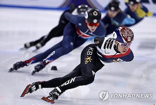 한국 쇼트트랙 남자 국가대표 김건우가 14일 중국 베이징에서 열린 2025 ISU 쇼트트랙 세계선수권대회에서 1위로 달리고 있다. REUTERS/연합뉴스