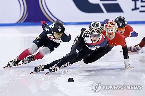 한국 쇼트트랙 남자 국가대표 박지원이 14일 중국 베이징에서 열린 2025 ISU 쇼트트랙 세계선수권대회에서 1위로 달리고 있다. REUTERS/연합뉴스