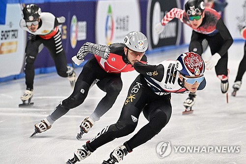 한국 쇼트트랙 남자 국가대표 장성우가 14일 중국 베이징에서 열린 2025 ISU 쇼트트랙 세계선수권대회에서 1위로 달리고 있다. AFP/연합뉴스
