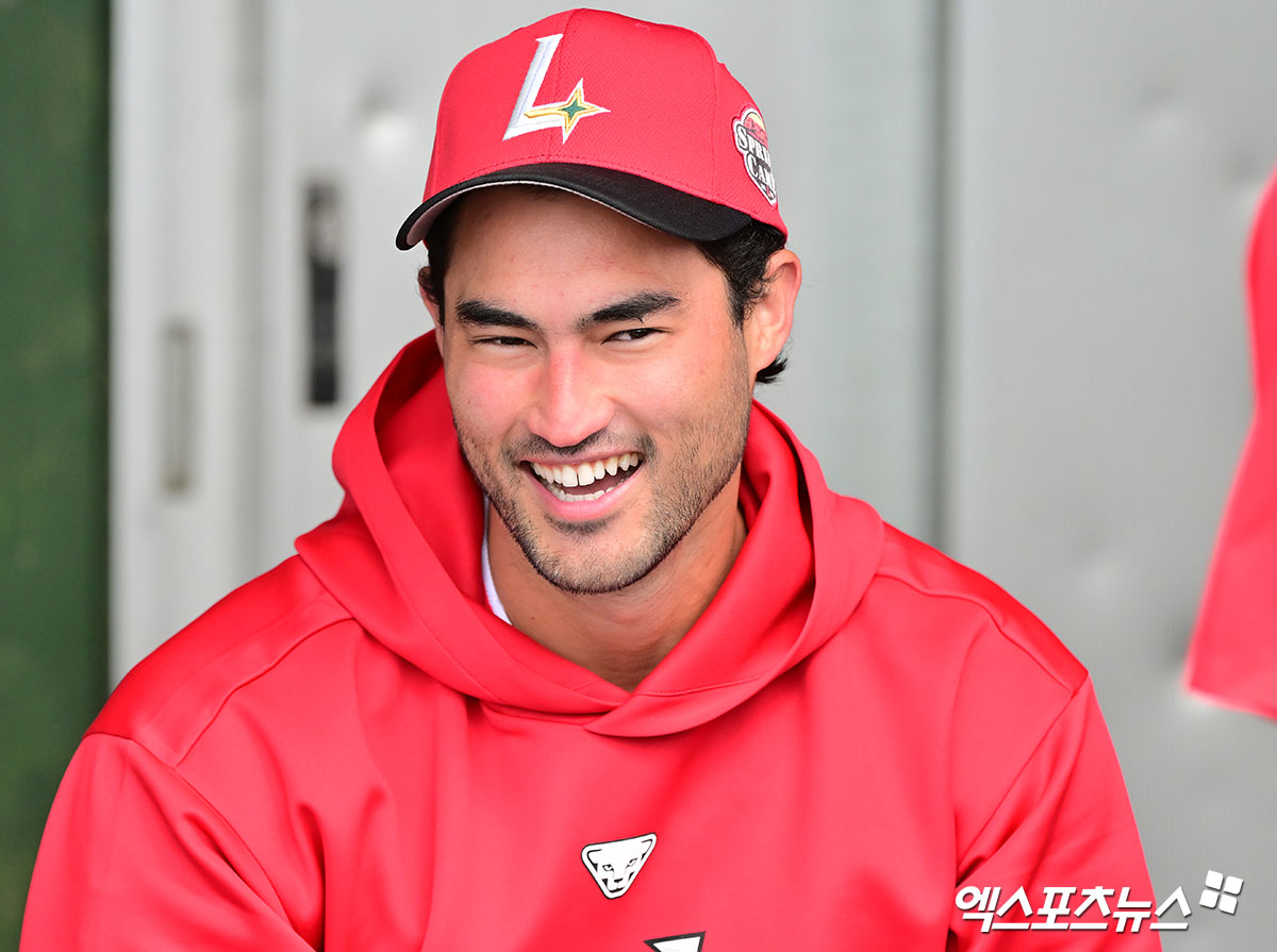24일 오전 일본 오키나와 고친다 구장에서 진행된 SSG 랜더스 스프링캠프, SSG 화이트가 미소를 보이고 있다. 엑스포츠뉴스 DB