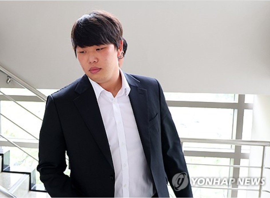 KBO가 아동·청소년의 성보호에 관한 법률 위반(성 착취물 제작·배포 등) 혐의로 법적 처벌을 받은 전 롯데 자이언츠 투수 서준원에게 무기실격이라는 철퇴를 내렸다. KBO는 14일 '지난 12일 상벌위원회를 개최하고 서준원에 관해 심의했다. 서준원의 판결이 확정됨에 따라, 최종 제재에 대해 심의했다. KBO 규약 151조 '품위손상행위'에 의거해 무기실격 처분을 결정했다'고 밝혔다. 연합뉴스