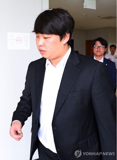 KBO가 아동·청소년의 성보호에 관한 법률 위반(성 착취물 제작·배포 등) 혐의로 법적 처벌을 받은 전 롯데 자이언츠 투수 서준원에게 무기실격이라는 철퇴를 내렸다. KBO는 14일 '지난 12일 상벌위원회를 개최하고 서준원에 관해 심의했다. 서준원의 판결이 확정됨에 따라, 최종 제재에 대해 심의했다. KBO 규약 151조 '품위손상행위'에 의거해 무기실격 처분을 결정했다'고 밝혔다. 연합뉴스