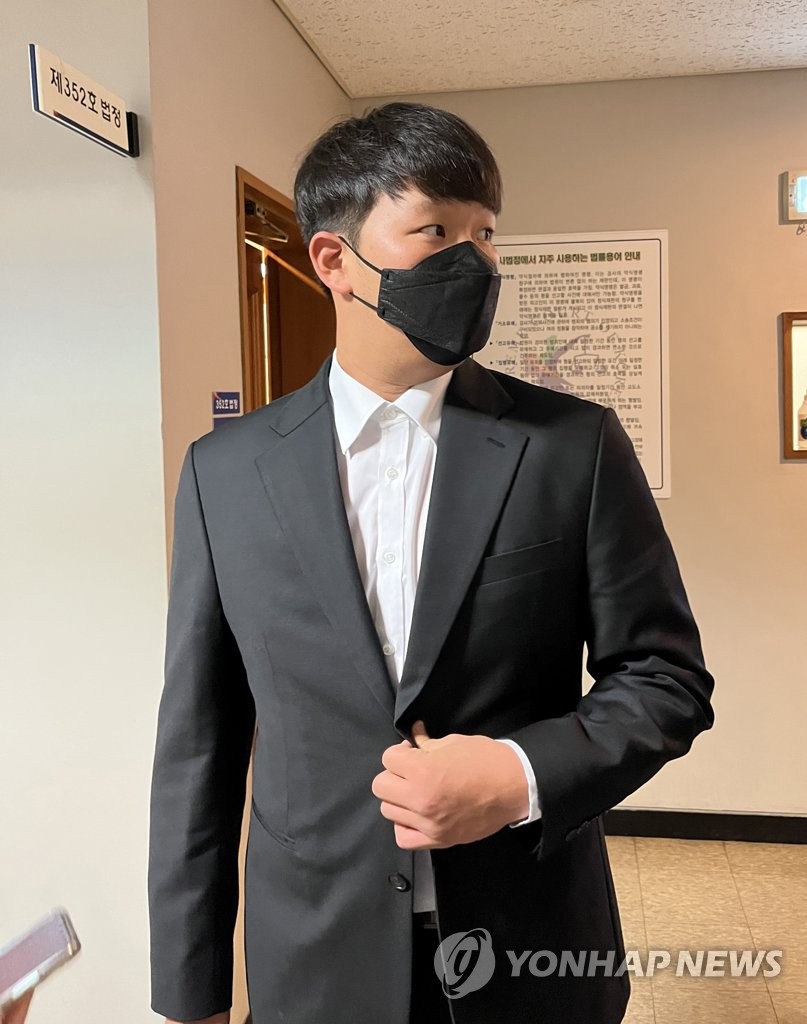 KBO가 아동·청소년의 성보호에 관한 법률 위반(성 착취물 제작·배포 등) 혐의로 법적 처벌을 받은 전 롯데 자이언츠 투수 서준원에게 무기실격이라는 철퇴를 내렸다. KBO는 14일 '지난 12일 상벌위원회를 개최하고 서준원에 관해 심의했다. 서준원의 판결이 확정됨에 따라, 최종 제재에 대해 심의했다. KBO 규약 151조 '품위손상행위'에 의거해 무기실격 처분을 결정했다'고 밝혔다. 연합뉴스