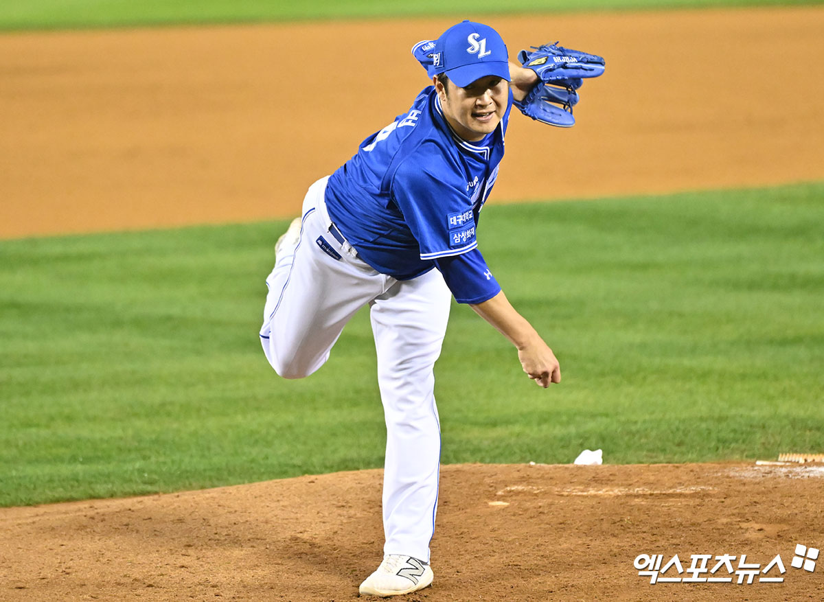 17일 오후 서울 송파구 잠실야구장에서 열린 '2024 신한 SOL Bank KBO 포스트시즌' 삼성 라이온즈와 LG 트윈스의 플레이오프 3차전 경기, 5회말 2사 1루 삼성 송은범이 공을 힘차게 던지고 있다. 엑스포츠뉴스 DB