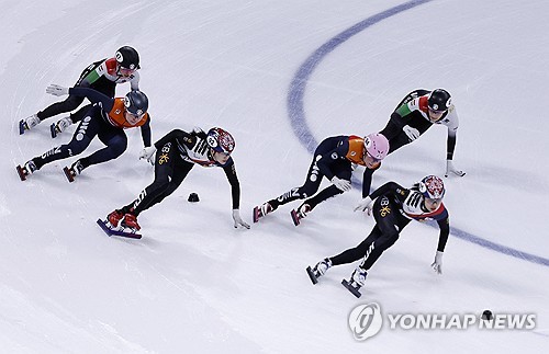 한국이 14일 중국 베이징에서 열린 2025 ISU 쇼트트랙 세계선수권대회 여자계주 준준결승에서 1위로 달리고 있다. REUTERS/연합뉴스