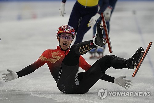 중국 쇼트트랙 국가대표 쑨룽이 14일 중국 베이징에서 열린 2025 ISU 쇼트트랙 세계선수권대회에서 넘어지고 있다. AP/연합뉴스