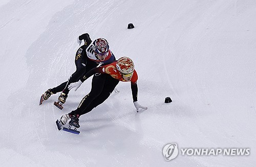 한국 이정수가 14일 중국 베이징에서 열린 2025 ISU 쇼트트랙 세계선수권대회 남자계주 준준결승에서 2위로 달리고 있다. REUTERS/연합뉴스