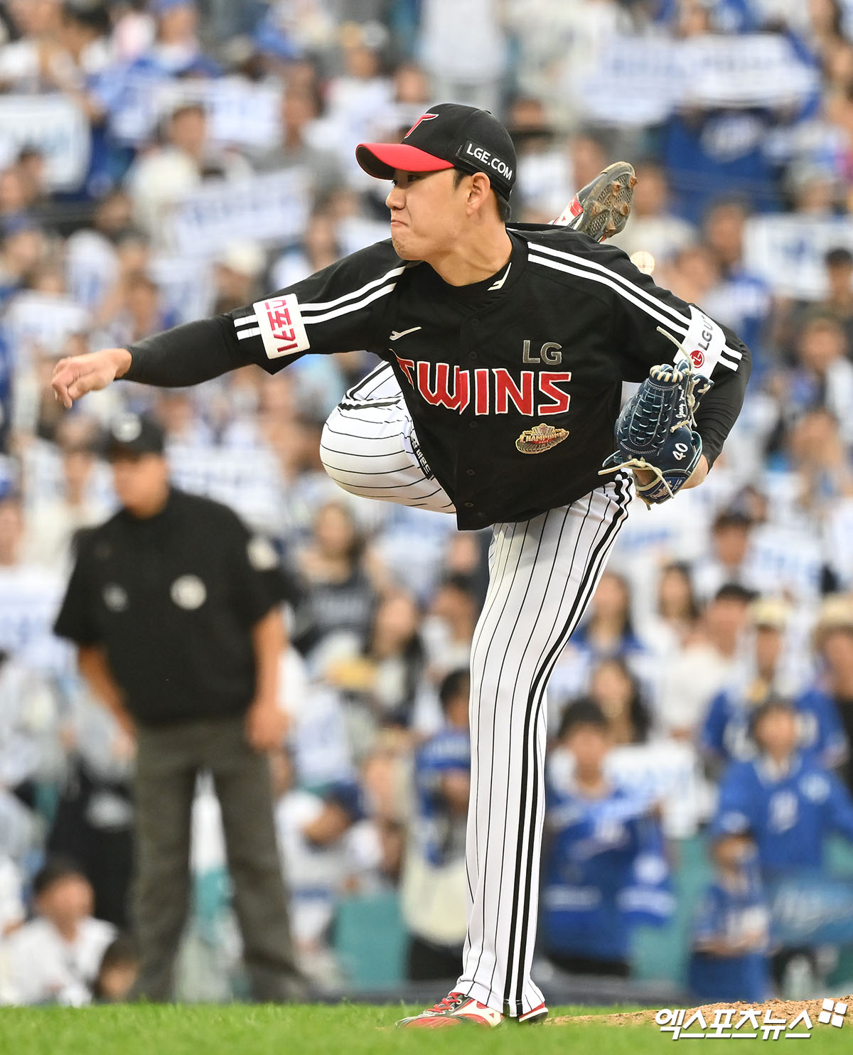 13일 오후 대구삼성라이온즈파크에서 열린 '2024 신한 SOL Bank KBO 포스트시즌' LG 트윈스와 삼성 라이온즈의 플레이오프 1차전 경기, 8회말 LG 이종준이 공을 힘차게 던지고 있다. 엑스포츠뉴스 DB