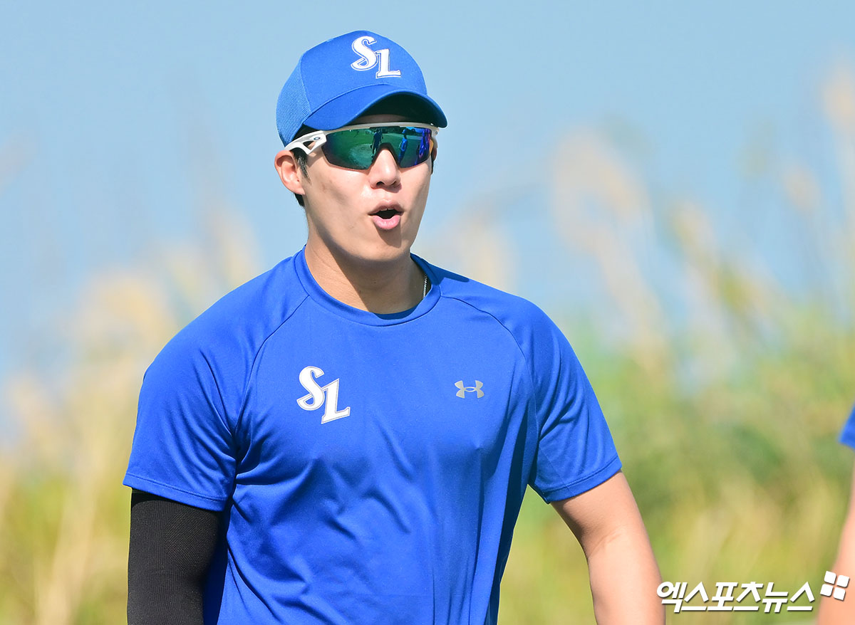 1일 오후 일본 오키나와 온나손 구장에서 열리는 LG 트윈스와 삼성 라이온즈의 연습경기, 삼성 원태인이 훈련에 임하고 있다. 엑스포츠뉴스 DB