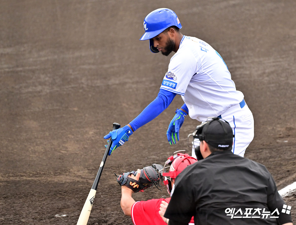 25일 오후 일본 오키나와 온나손 구장에서 열린 SSG 랜더스와 삼성 라이온즈의 연습경기, 1회말 삼성 디아즈가 볼넷으로 출루하고 있다. 엑스포츠뉴스 DB