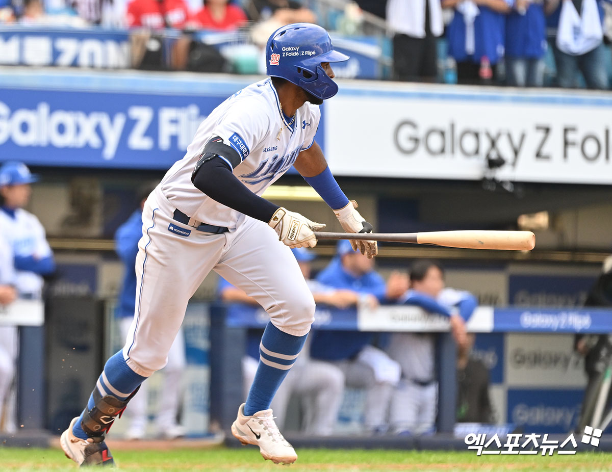 26일 오후 대구삼성라이온즈파크에서 열린 '2024 신한 SOL Bank KBO 한국시리즈' KIA 타이거즈와 삼성 라이온즈의 4차전 경기, 4회말 1사 삼성 디아즈가 좌중간 안타를 날리고 있다. 엑스포츠뉴스 DB