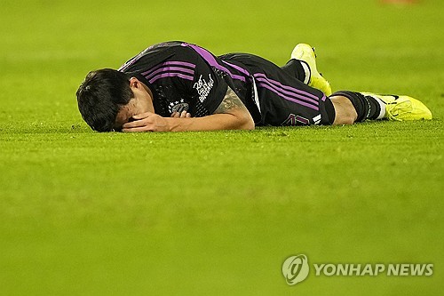 김민재가 아킬레스건 치료를 위해 결장하다. 그의 소속팀인 독일 바이에른 뮌헨은 15일 오후 11시 30분 우니온 베를란과 2024-2025 독일 분데스리가 26라운드 원정 경기를 하루 앞둔 14일 김민재의 부상을 공식화했다. 뮌헨을 이끄는 뱅상 콤파니 감독은 '김민재가 부상을 입었다. 너무 오래가지 않길 바라지만 일단 복귀하는데 몇 주 걸릴 예정'이라고 밝혔다. 이어 '김민재는 아킬레스건에 문제가 있다. 언젠가 다시 뛸 수 있길 바란다. 지금 이미 너무 많이 뛰었기 때문에 앞으로 무리하지 말아야 한다'고 했다. 뮌헨 구단인 김민재가 한국 국가대표팀 소집에서 빠진다고 알렸다. 연합뉴스