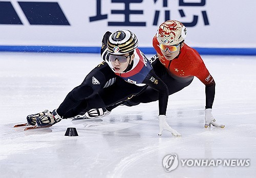 한국 쇼트트랙 남자 국가대표 박지원이 14일 중국 베이징에서 열린 2025 ISU 쇼트트랙 세계선수권대회에서 1위로 달리고 있다. REUTERS/연합뉴스